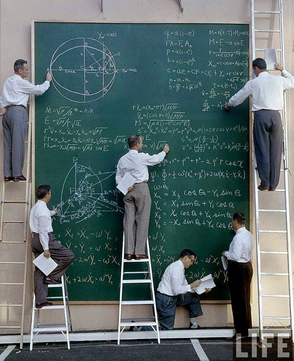 http://reho.st/2.bp.blogspot.com/-7XrraoP7aOs/U8rveZ1lstI/AAAAAAAAJmU/UNEX9VTkEzA/s1600/NASA+scientists+with+their+board+of+calculations,+1961.2.jpg