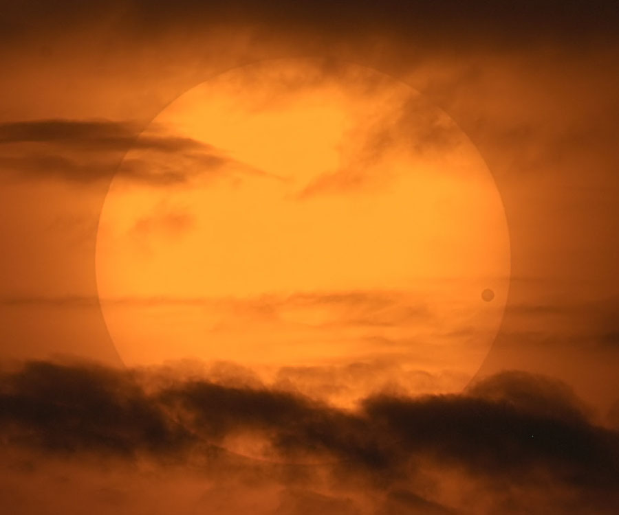 http://reho.st/apod.nasa.gov/apod/image/1110/venustransit_cortner_900.jpg