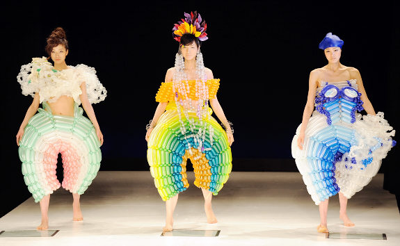 http://reho.st/assets.nydailynews.com/img/2010/07/07/gal_fashion4.jpg