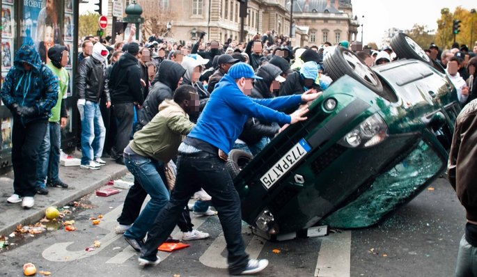 http://reho.st/cdn-parismatch.ladmedia.fr/var/news/storage/images/paris-match/actu/societe/mailorama-emeutes-distribution-argent-144595/1353412-1-fre-FR/Lynchage-en-plein-Paris_article_landscape_pm_v8.jpg