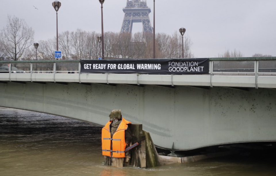 http://reho.st/https://img.20mn.fr/2xJltabBR4GcfDvhn8lL0A/960x614-49x83_zouave-pont-parisien-alma-eau-hauteur-cuisses-equipe-dimanche-gilet-sauvetage