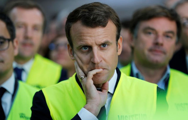 http://reho.st/https://img.20mn.fr/xCpW2u6dTF-5-tN9YiHynA/640x410_emmanuel-macron-gilet-jaune-bon-whirlpool-octobre-2017.jpg