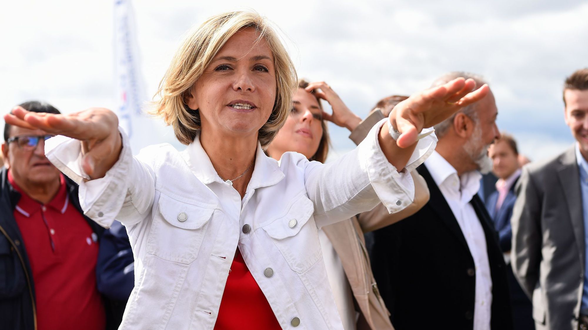 http://reho.st/https://static.lexpress.fr/medias_11614/w_2048,h_1146,c_crop,x_0,y_215/w_2000,h_1125,c_fill,g_north/v1505730127/la-presidente-du-conseil-regional-d-ile-de-france-valerie-pecresse-a-argenteuil-pres-de-paris-le-10-septembre-2017_5946596.jpg