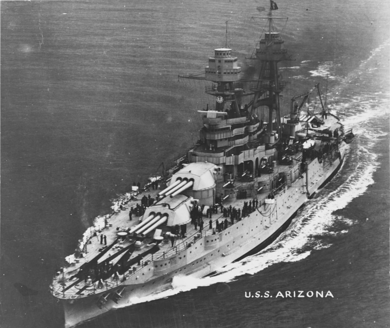 http://reho.st/https://upload.wikimedia.org/wikipedia/commons/thumb/4/4d/USS_Arizona_%28BB-39%29_-_NH_57658.jpg/1280px-USS_Arizona_%28BB-39%29_-_NH_57658.jpg