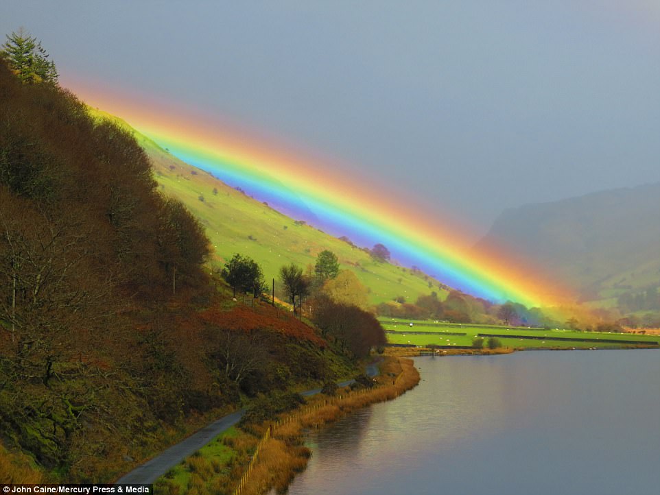http://reho.st/i.dailymail.co.uk/i/newpix/2018/03/27/00/4A94866800000578-5547405-This_was_certainly_a_rainbow_to_remember_by_Tal_y_llyn_Lake_at_t-a-21_1522108420842.jpg