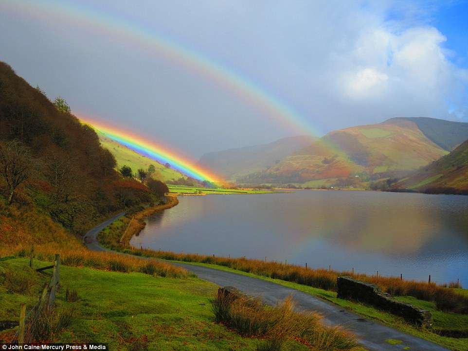 http://reho.st/i.dailymail.co.uk/i/newpix/2018/03/27/00/4A94867700000578-5547405-John_Caine_64_said_the_arch_of_light_appeared_after_a_burst_of_h-a-22_1522108420903.jpg