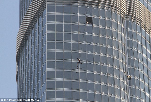 http://reho.st/i.dailymail.co.uk/i/pix/2010/11/01/article-1325517-0BDC14E8000005DC-94_634x428.jpg