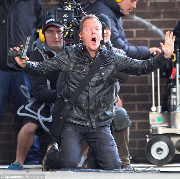 http://reho.st/i.dailymail.co.uk/i/pix/2014/01/28/article-2547308-1B06400F00000578-938_634x629.jpg