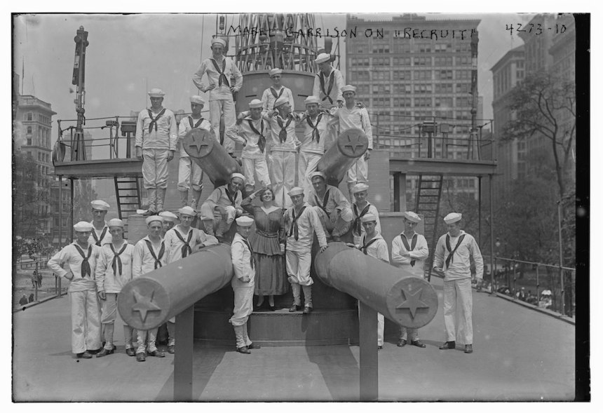 http://reho.st/i1.wp.com/historyinfotos.com/wp-content/uploads/2015/11/Landship.jpg?resize=860%2C589