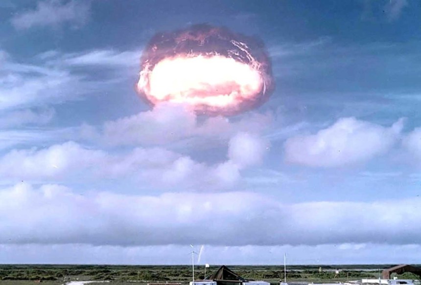 http://reho.st/i1.wp.com/historyinfotos.com/wp-content/uploads/2017/09/the-trinity-test-the-day-the-nuclear-age-began-1945-29.jpg?resize=860%2C583