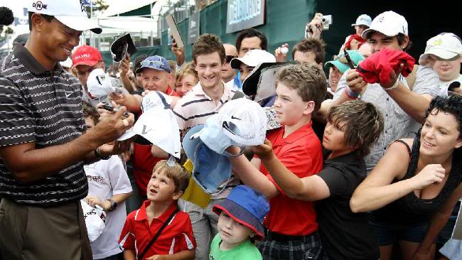 http://reho.st/i102.photobucket.com/albums/m93/bespoldenov/389475-tiger-woods.jpg
