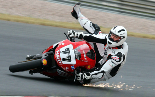 http://reho.st/images.forum-auto.com/mesimages/67747/Michael_Schumacher_Chute_Superbike_Honda_Sachsenring_ac1pz.jpg