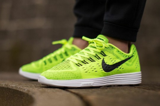 http://reho.st/images.sneakersaddict.com/images/Nike-Lunar-Tempo-Black-Volt-1-540x360.jpg