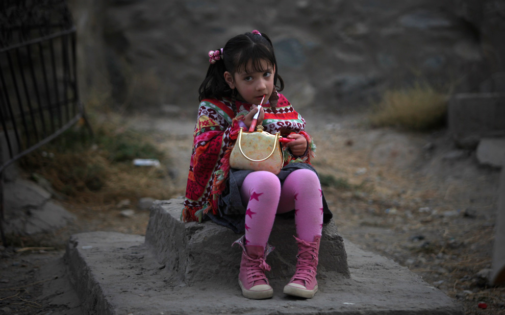 http://reho.st/inapcache.boston.com/universal/site_graphics/blogs/bigpicture/afghan_11_30_10/a33_25783471.jpg