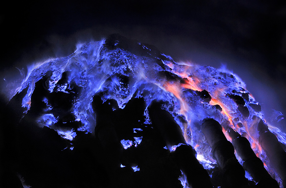 http://reho.st/inapcache.boston.com/universal/site_graphics/blogs/bigpicture/kawahnight_12_08/k15_00000023.jpg