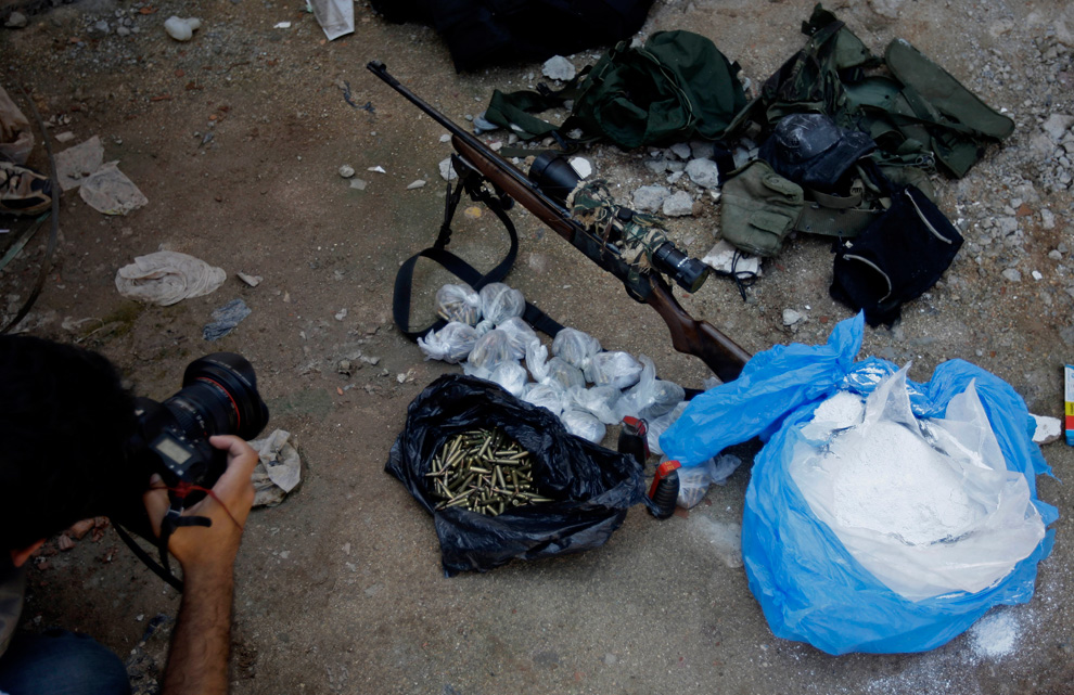 http://reho.st/inapcache.boston.com/universal/site_graphics/blogs/bigpicture/riodrugwar_11_29/r21_26130193.jpg