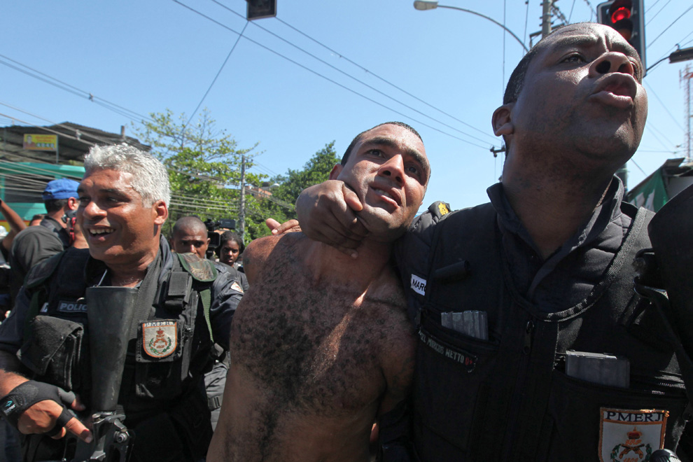 http://reho.st/inapcache.boston.com/universal/site_graphics/blogs/bigpicture/riodrugwar_11_29/r35_26132105.jpg