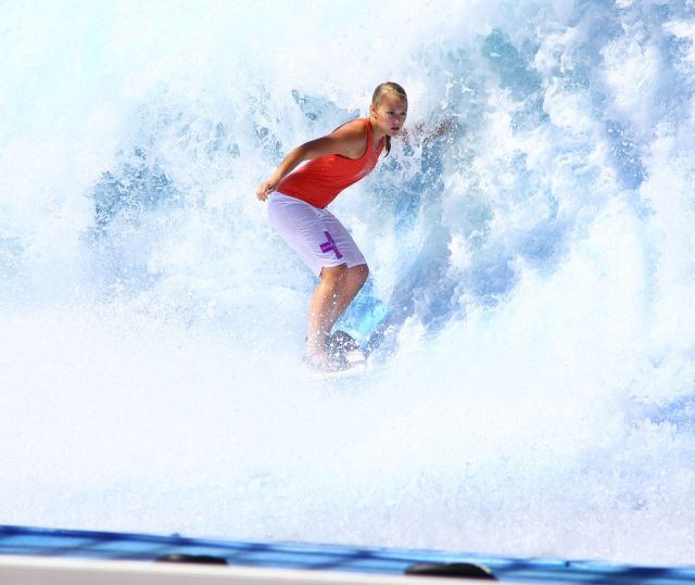 http://reho.st/izismile.com/img/img2/20091127/surfer_girls_12.jpg