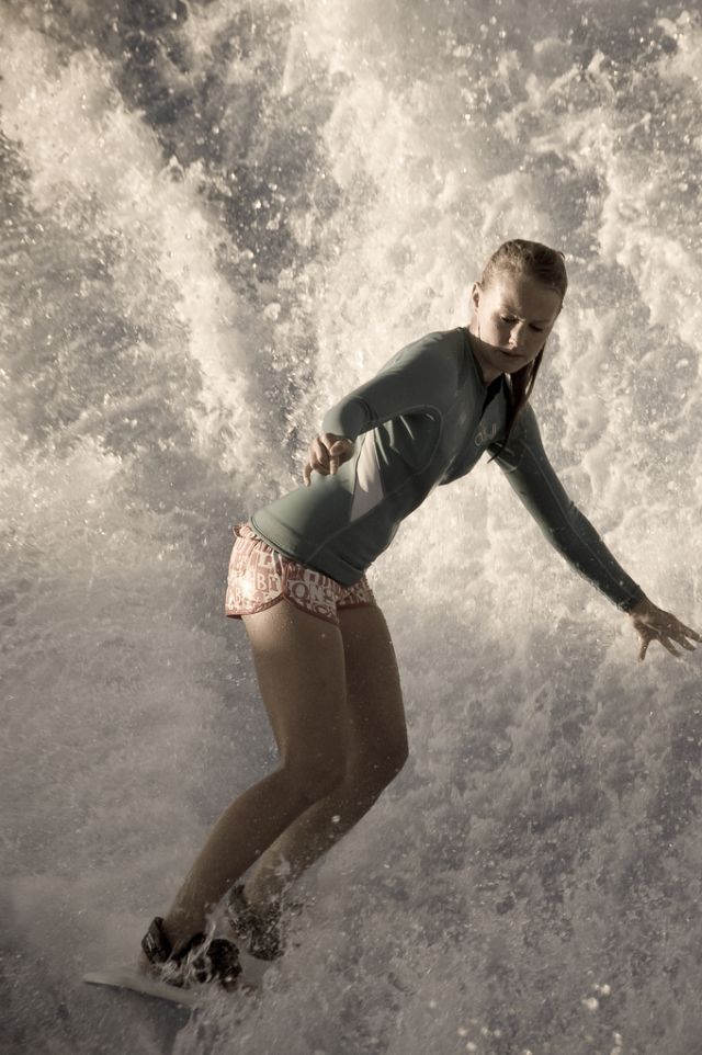 http://reho.st/izismile.com/img/img2/20091127/surfer_girls_27.jpg
