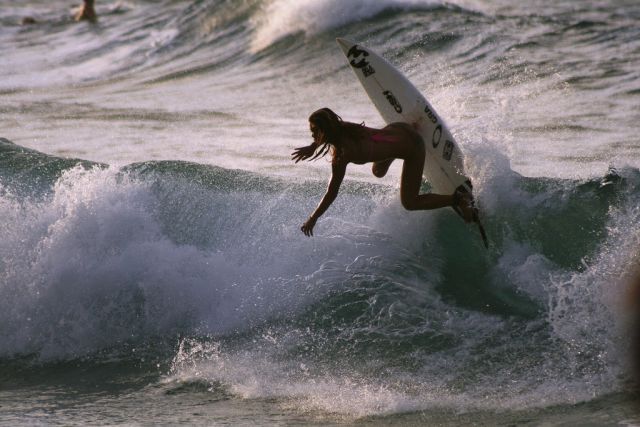 http://reho.st/izismile.com/img/img2/20091127/surfer_girls_31.jpg