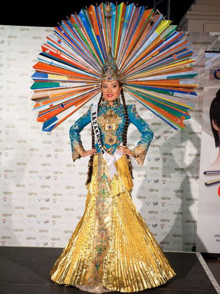 http://reho.st/izismile.com/img/img3/20100819/640/national_costumes_at_640_07.jpg