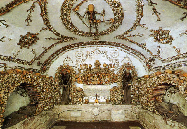 http://reho.st/izismile.com/img/img3/20101014/640/human_bones_decorating_640_07.jpg