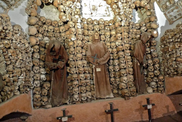 http://reho.st/izismile.com/img/img3/20101014/640/human_bones_decorating_8ZTdW_640_03.jpg
