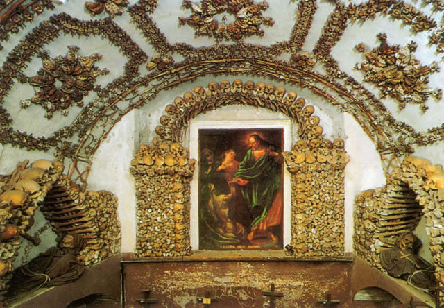 http://reho.st/izismile.com/img/img3/20101014/640/human_bones_decorating_CWYL3_640_06.jpg