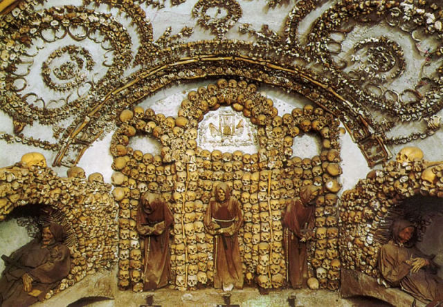 http://reho.st/izismile.com/img/img3/20101014/640/human_bones_decorating_dQ9Ep_640_02.jpg