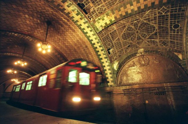 http://reho.st/izismile.com/img/img3/20101105/640/a_subway_evolution_640_127.jpg