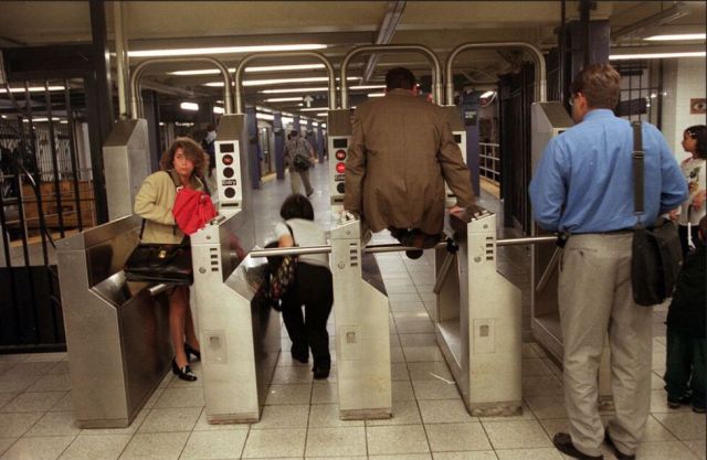 http://reho.st/izismile.com/img/img3/20101105/640/a_subway_evolution_640_128.jpg