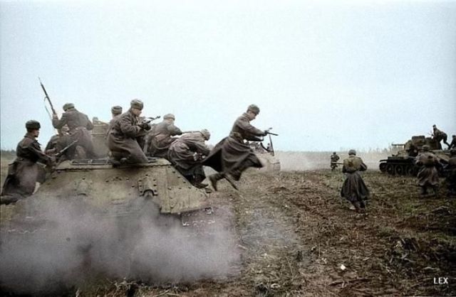 http://reho.st/izismile.com/img/img3/20101119/640/colorful_wwii_640_01.jpg