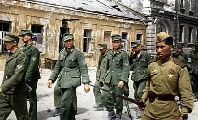 http://reho.st/izismile.com/img/img3/20101119/640/colorful_wwii_640_04.jpg