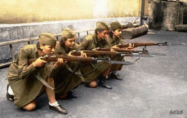 http://reho.st/izismile.com/img/img3/20101119/640/colorful_wwii_640_26.jpg