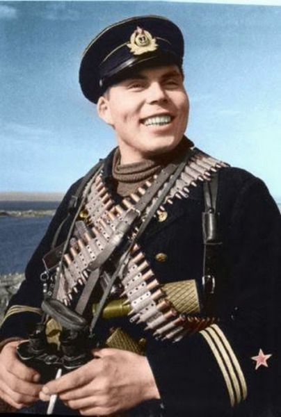 http://reho.st/izismile.com/img/img3/20101119/640/colorful_wwii_640_29.jpg
