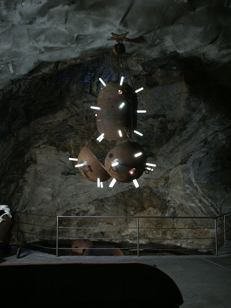 http://reho.st/ljplus.ru/img4/l/i/libertine_69/chandelier-made-of-naval-mine_1_52.jpg