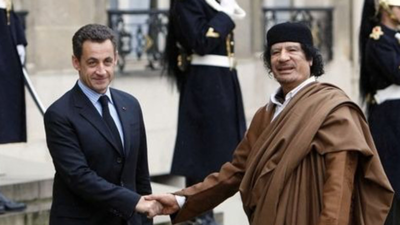 http://reho.st/medium/https://static.lexpress.fr/medias_1855/w_605,h_263,c_crop,x_0,y_115/w_2000,h_1125,c_fill,g_north/v1392201714/nicolas-sarkozy-et-mouammar-kadhafi-le-10-decembre-2007-a-l-elysee_950179.jpg