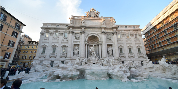http://reho.st/preview/cdn1-europe1.new2.ladmedia.fr/var/europe1/storage/images/europe1/international/inauguration-de-la-fontaine-de-trevi-relookee-par-fendi-2541333/24411731-1-fre-FR/Inauguration-de-la-fontaine-de-Trevi-relookee-par-Fendi.jpg