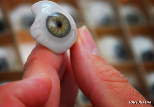 http://reho.st/preview/excellentpix.com/files/funzug/imgs/crazypics/make_artificial_eye_02.jpg