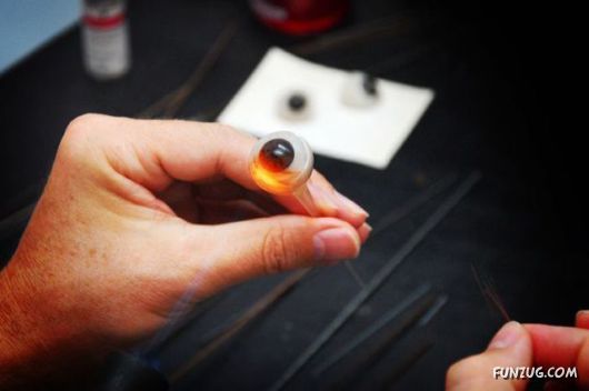 http://reho.st/preview/excellentpix.com/files/funzug/imgs/crazypics/make_artificial_eye_09.jpg