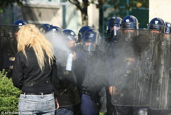 http://reho.st/preview/i.dailymail.co.uk/i/pix/2010/10/12/article-1319794-0B961515000005DC-665_634x427.jpg