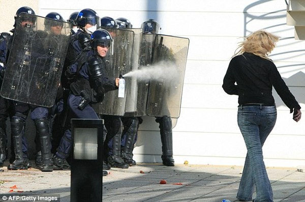http://reho.st/preview/i.dailymail.co.uk/i/pix/2010/10/12/article-1319794-0B96152D000005DC-375_634x422.jpg