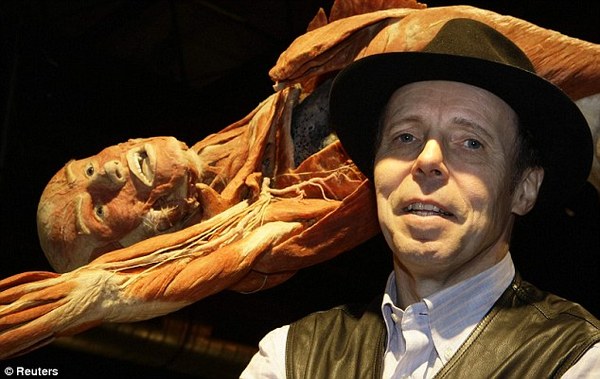 http://reho.st/preview/i.dailymail.co.uk/i/pix/2010/10/22/article-1322871-0BB5AEA3000005DC-730_634x401.jpg
