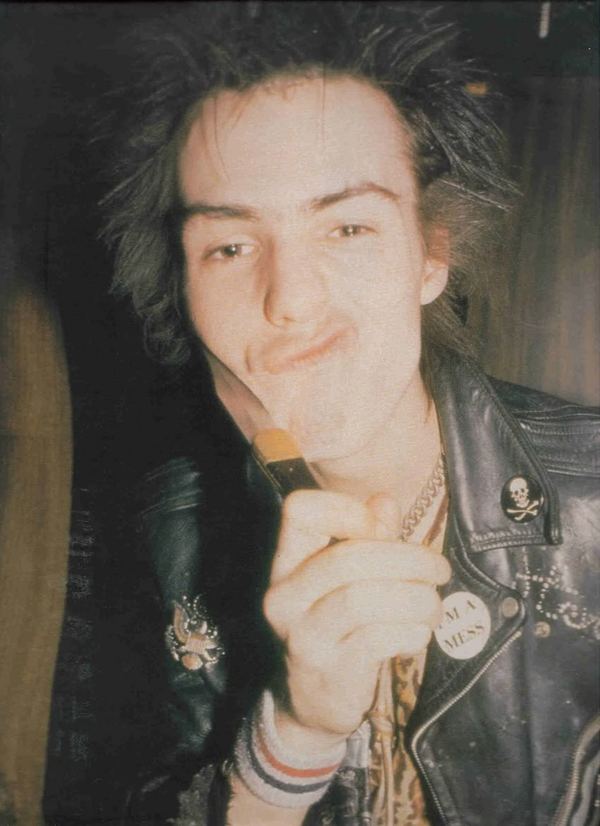 http://reho.st/preview/i108.photobucket.com/albums/n7/SiddenyVicious/SidVicious.jpg