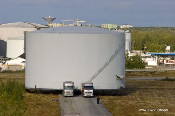 http://reho.st/preview/img.izismile.com/img/img3/20101124/640/transporting_oversized_tanks_640_01.jpg