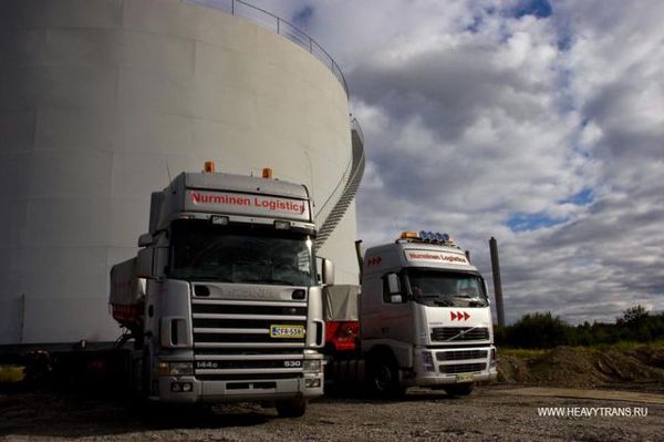 http://reho.st/preview/img.izismile.com/img/img3/20101124/640/transporting_oversized_tanks_640_05.jpg