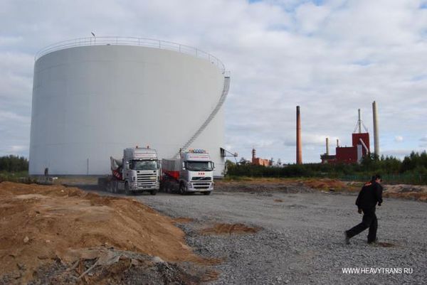 http://reho.st/preview/img.izismile.com/img/img3/20101124/640/transporting_oversized_tanks_640_06.jpg