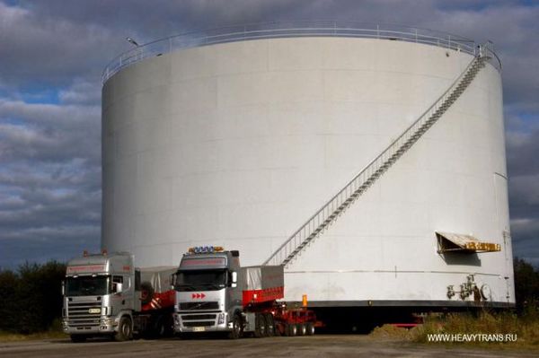 http://reho.st/preview/img.izismile.com/img/img3/20101124/640/transporting_oversized_tanks_640_08.jpg