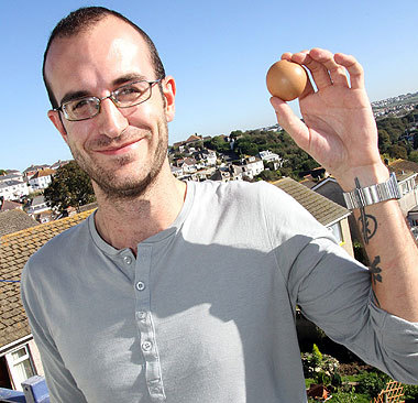 http://reho.st/preview/img.thesun.co.uk/multimedia/archive/01143/egg380_1143370a.jpg