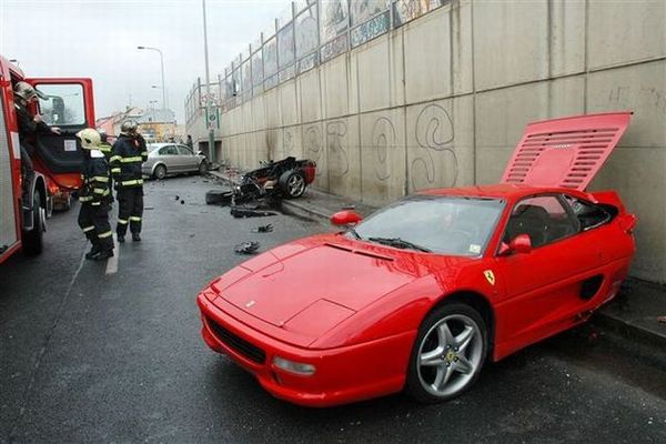 http://reho.st/preview/izismile.com/img/img2/20090108/ferrari_21.jpg